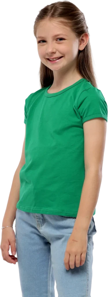 Menina de camiseta verde e calça jeans sorrindo