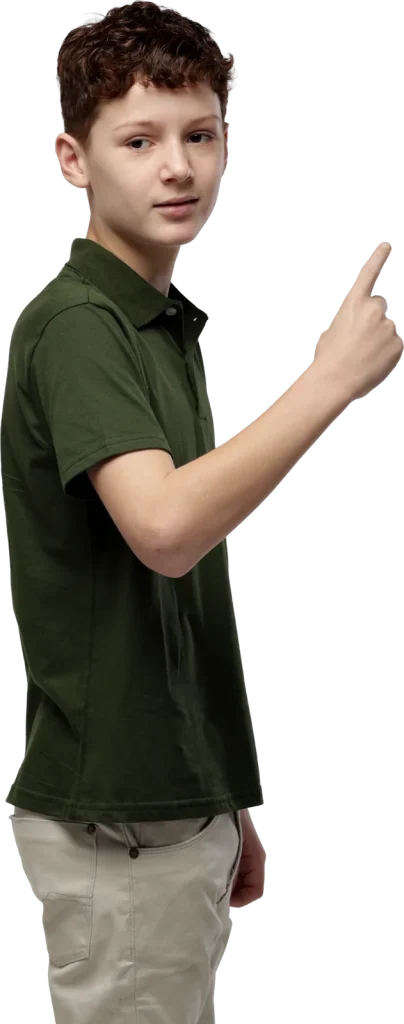 Menino de camisa polo verde apontando para cima com o dedo indicador