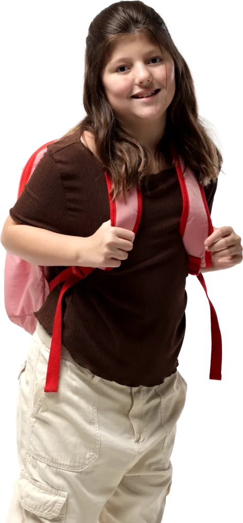 Menina sorrindo segurando as alças de uma mochila vermelha