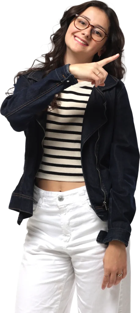 Menina de óculos e jaqueta jeans sorrindo e apontando para o lado